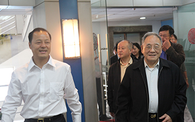 原國家機械工業(yè)部部長何光遠及內燃機專家親臨天厚公司參觀指導